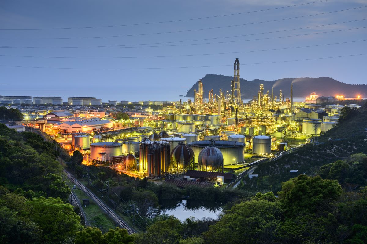 Japan refineries shutting down as oil demand falls