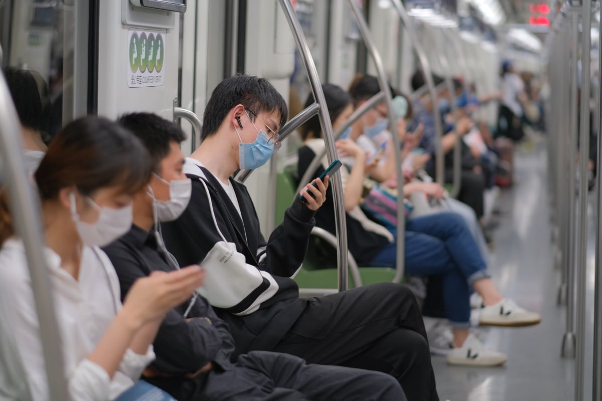Shanghai/China, Vorsichtsmaßnahmen für Covid-19, Mai 2020: Menschen in der U-Bahn