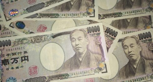Japanese Yen tumbles further to 34-year low Japanese Yen tumbles further to 34-year low